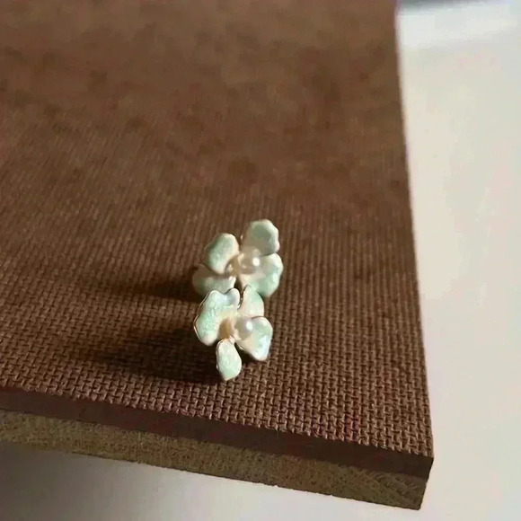 Four-Petal Gradient Flower With Pearls Earrings - Picture 4 of 9